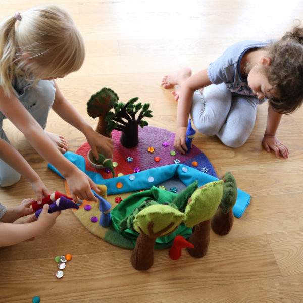 Kinder spielen mit Spielzeug aus Holz und Filz
