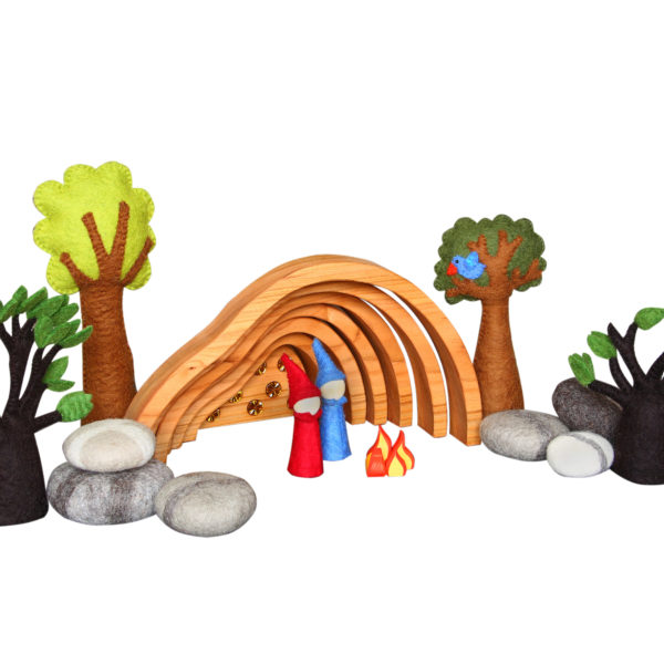 Fantasiewelt aus Holz- und Filz-Spielzeug: Schatzhöhle, Bäume, Felsen und Gnome