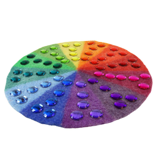 Große Glitzersteine in 12 Farben auf farblich passendem Farbenkreis aus Filz