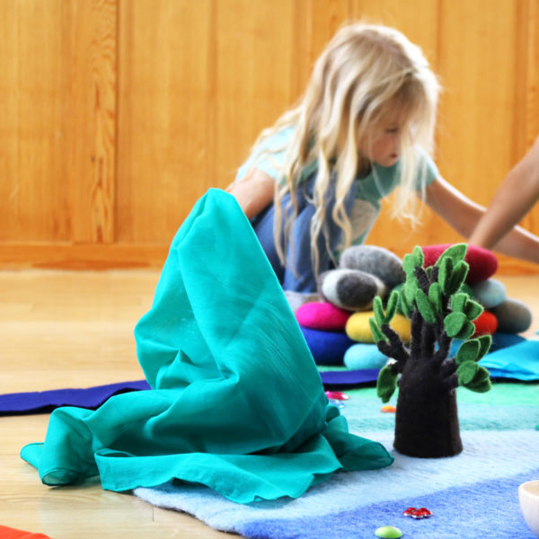 Freies Spiel im Kindergarten mit Spieltüchern aus Baumwolle
