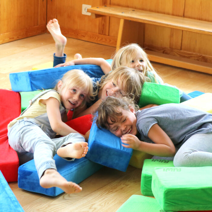 Kinder kuscheln mit RIWI Riesen-Softbausteinen