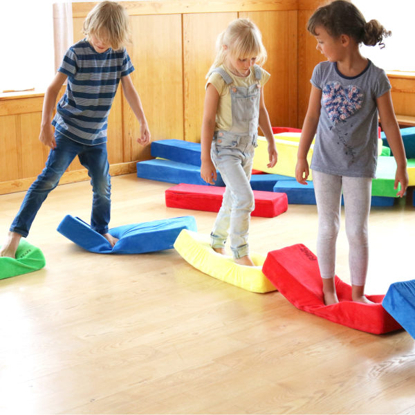 Bewegungsspiel im Kindergarten mit RIWI Riesen-Softbausteinen