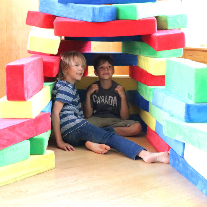 Kinder spielen in einer Höhle gebaut aus RIWI Riesen-Softbausteinen