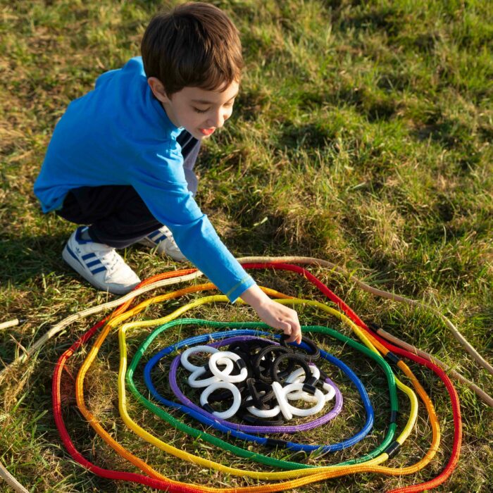 Kind spielt mit Regenbogenseil von Olifu