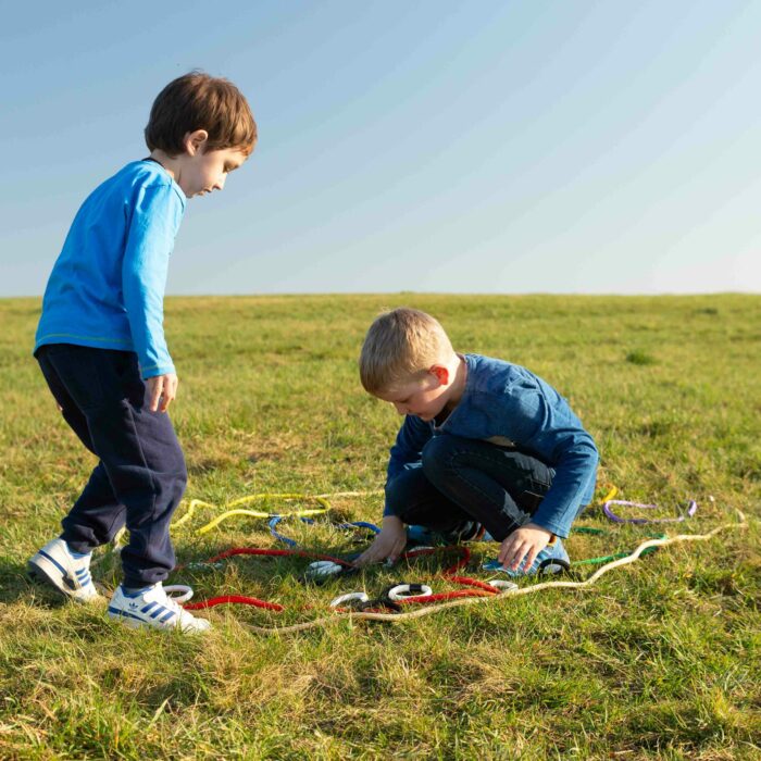 Kinder spielen mit Regenbogenseil von Olifu