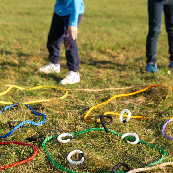Kinder spielen mit Regenbogenseil von Olifu