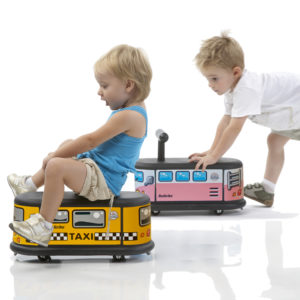 Kindergartenkinder fahren mit Rutschfahrzeugen la cosa von italtrike