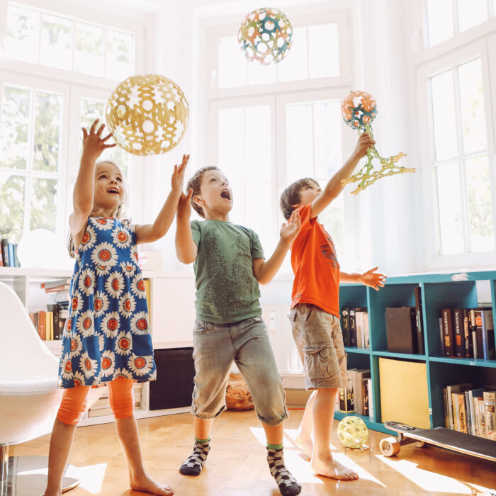 KKinder spielen mit Bällen aus Binabo-Ökobausteinen