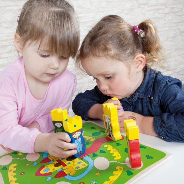 Zwei Kinder im Krippenalter spielen mit dem kurzweiligen Brettspiel Castelino