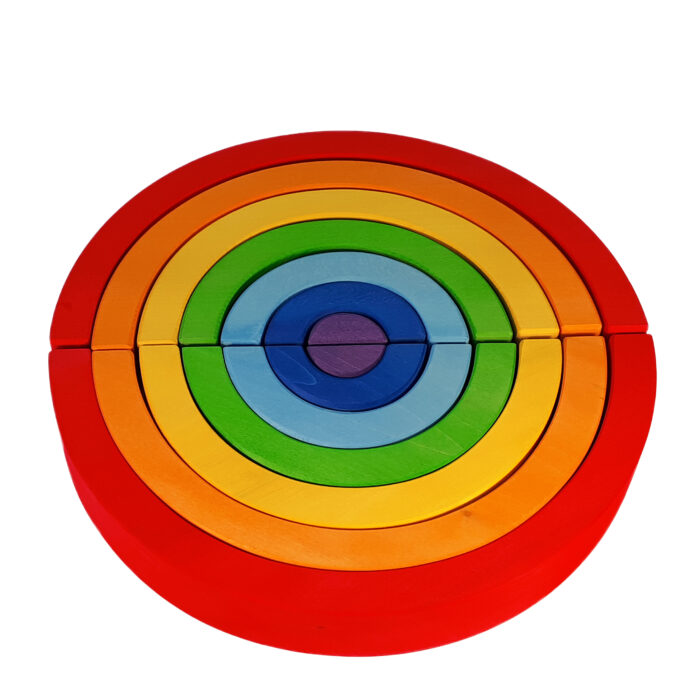 Regenbogen aus Holz in den sieben Regenbogenfarben. Hier zwei Regenbogen-Halbkreise zu einem ganzen Kreis zusammengelegt