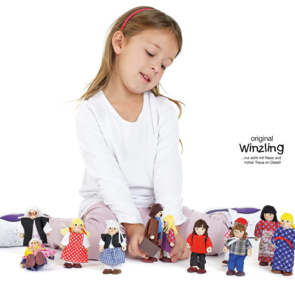 Mädchen im Kindergartenalter spielt mit den detaillgetreuen Original Winzling Figuren