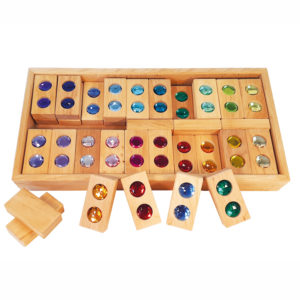Holzklötze mit bunten funkelnden Diamanten in der Mitte in einer robusten Holzkiste für Kinder ab dem Kindergartenalter