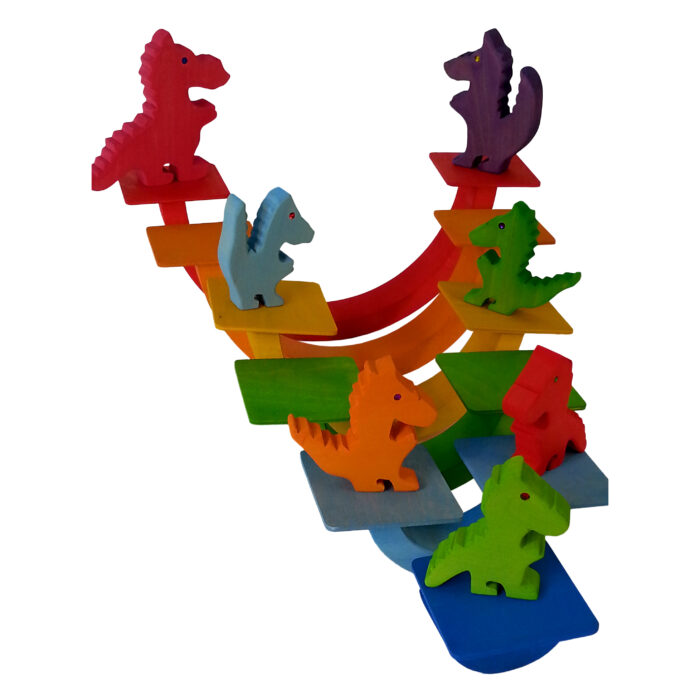 Regenbogeneinzelteile fungieren als Schaukeln für kleine Holzdrachen-Figuren