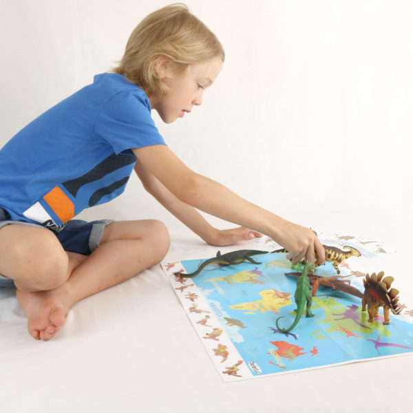 Kind im Volksschulalter spielt mit dem 70teiligen Dino-Set von Höller Spiel