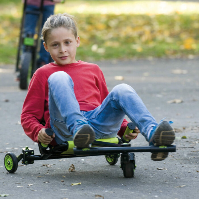 Bub im Volksschulalter fährt mit dem wendigen bikez Racer Snake