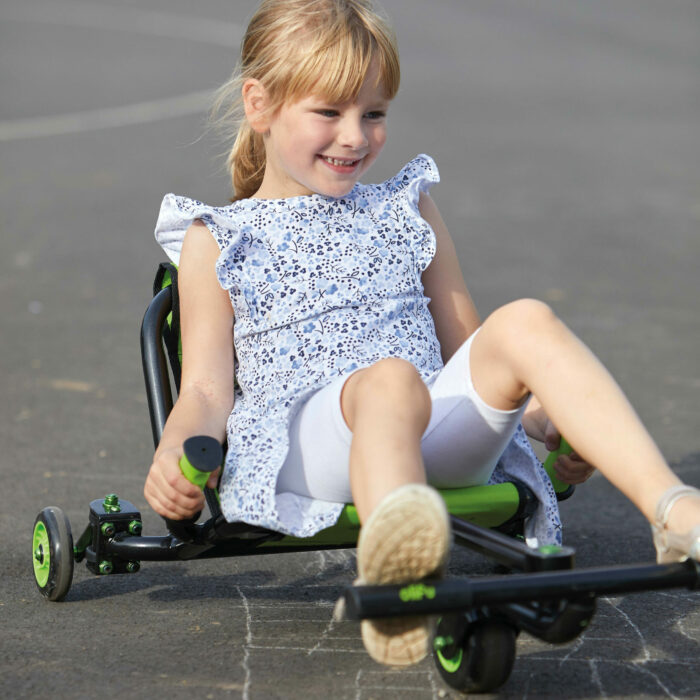 Mädchen im Volksschulalter fährt mit dem bikez Racer Snake groß