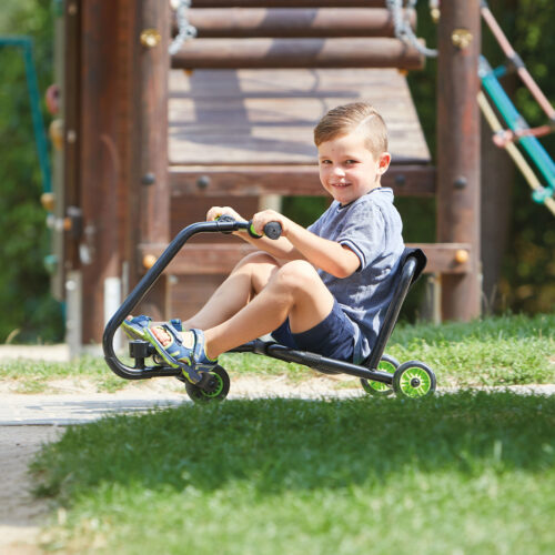 Bub im Krippenalter sitzt auf dem bikez Hand Racer, der bereits für Kinder unter 3 Jahren geeignet ist