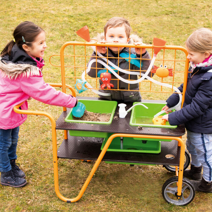 der mobile Sand-Wasser-Tisch für Kinder ab 3 Jahren ist von beiden Seiten bespielbar