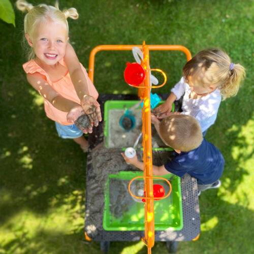 Kinder spielen mit dem mobilen Sand- Wassertisch