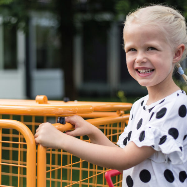 Ein Mädchen im Kindergartenalter demonstriert den neuen zusätzlichen Klemmschutz, der für noch mehr Sicherheit sorgt