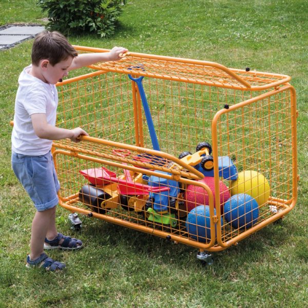 Bub im Kindergartenalter zeigt wie einfach das Öffnen des Transportwagens ist, da sich die Öffnung auf Kinderhöhe befindet