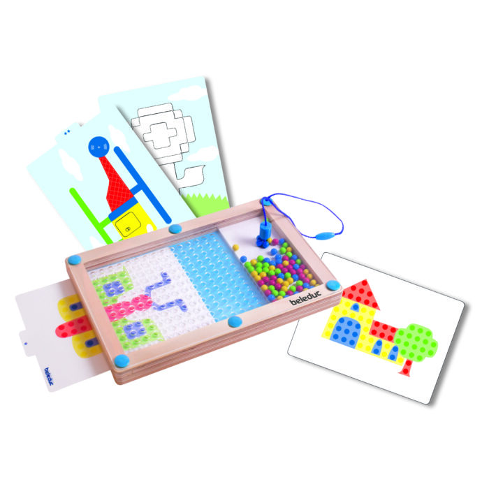 Das Tischspiel Logipic besteht aus einem Holzrahmen mit Plexiglas und 8 beidseitig bedruckten Vorlagekarten