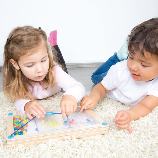 2 Kinder im Kindergartenalter spielen mit dem Lernspiel Logipic von beleduc