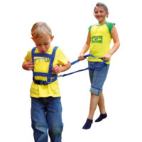 Zwei Kinder spielen mit der Laufleine Pferdchen