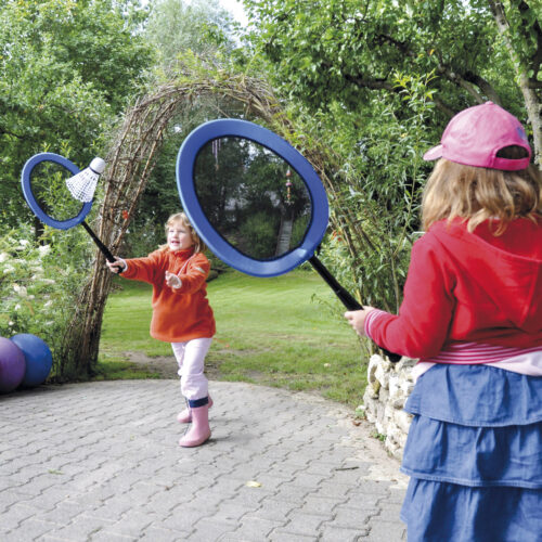 2 Kinder im Kindergartenalter spielen mit dem Mega Badminton Set bestehend aus 2 großen Schlägern und dazupassenden Federbällen