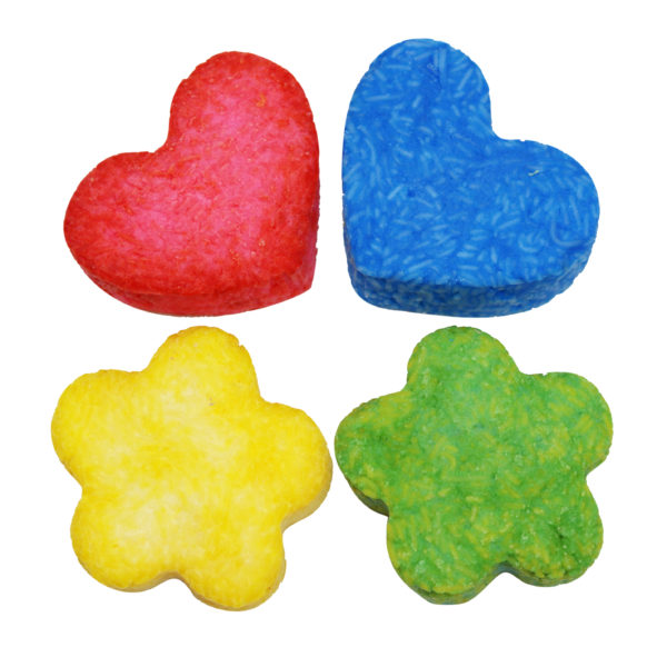 Beispiele für selbstgemachte Seifen mit dem Seifenknete Set: Herzen in Rot und Blau sowie Blumen in Grün und Gelb