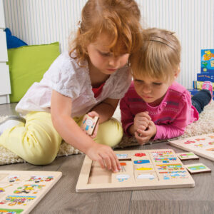 Kinder spielen mit Sortierpuzzle