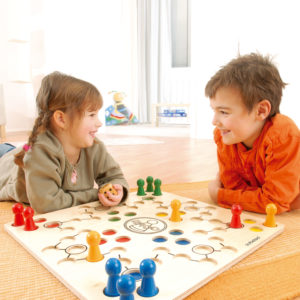 Kinder spielen einen Brettspiel Klassiker
