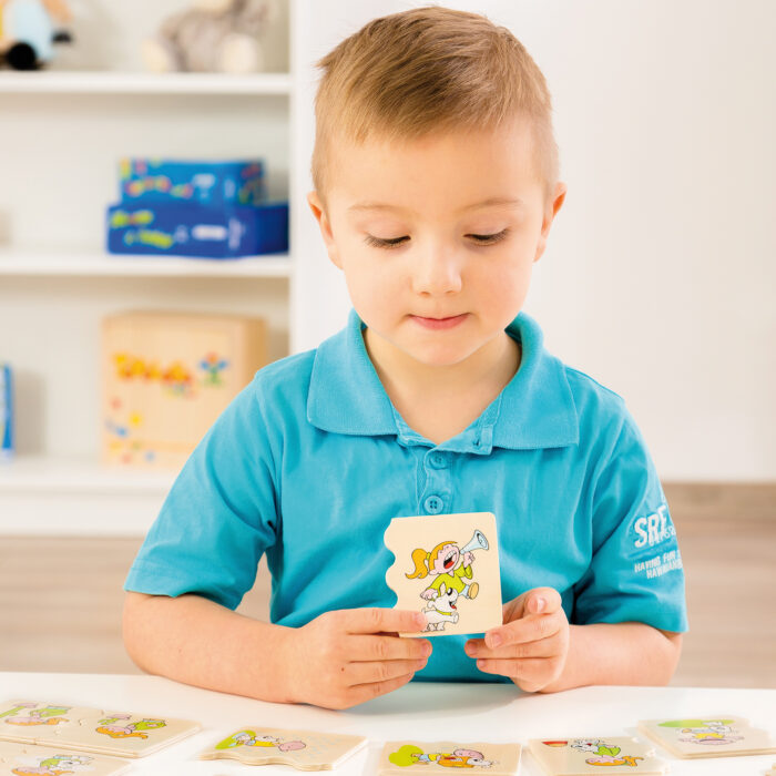 Kidn spielt Lernspiel aus Holz