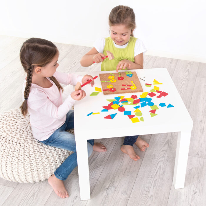 Kinder spielen Hammerspiel