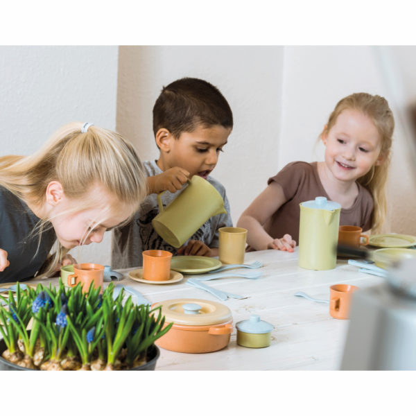 Kinder spielen mit Service aus recyclebarem Kunststoff