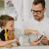 Kind mit Rubens Baby Puppe