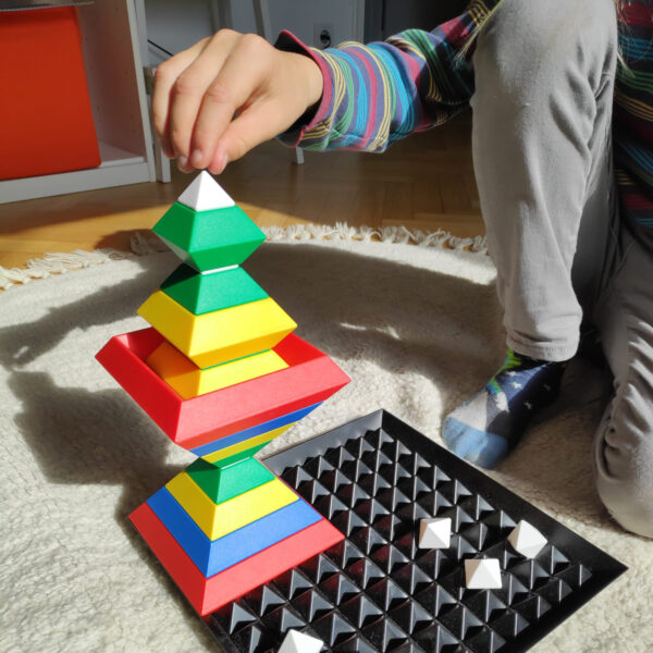 Kind baut mit Triangle Puzzle