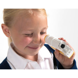 Kind schaut durch ein Mikroskop