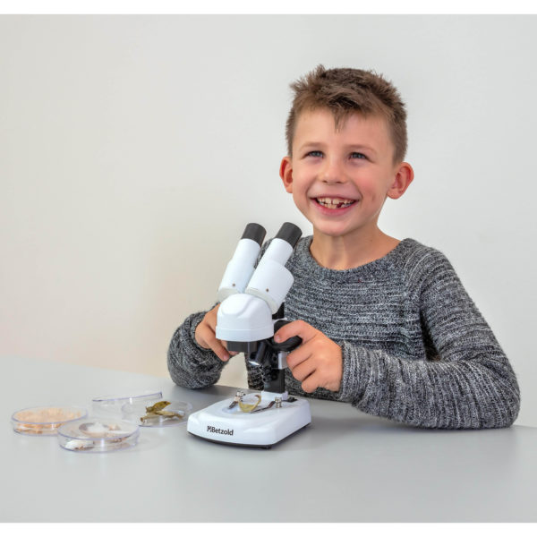 Kind mit Mikroskop