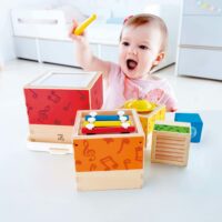 Kind spielt Musik Stapelwürfel