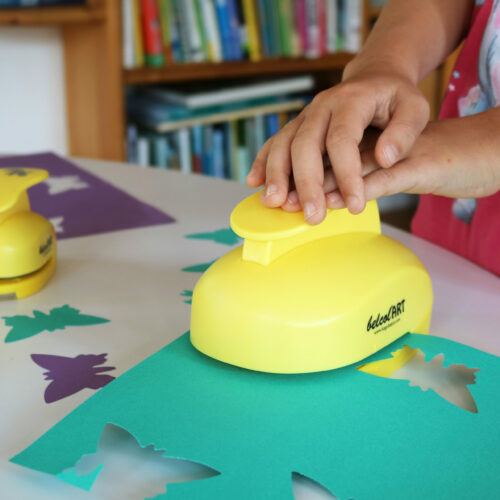 Kind stanzt mit Stanzer in XL von belcolART
