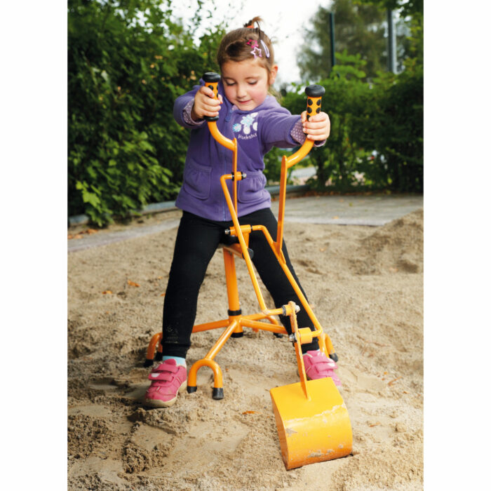 Kind im Kindergartenalter arbeitet in der Sandkiste auf dem großen Schaufelbagger von beleduc