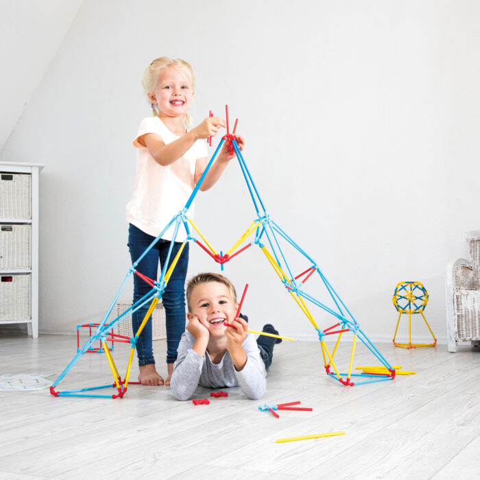 Kinder bauen mit bunten Bambusstäben Flexistix