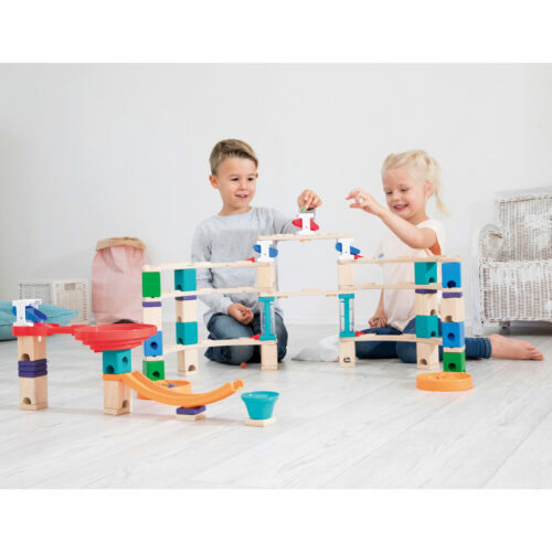 Kinder spielen mit Kugelbahn aus Holz von Hape