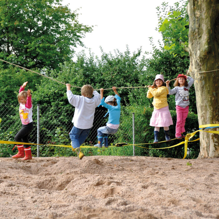 Kinder balancieren auf der Slackline