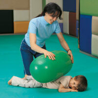 Kind wird mit Gymnastikrolle massiert