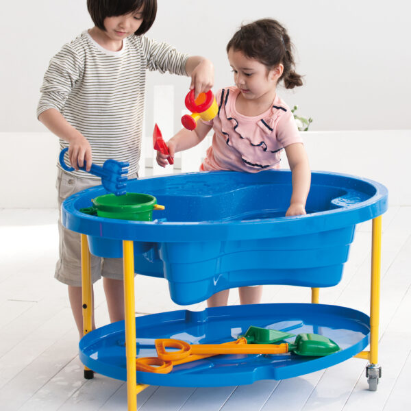 Kinder spielen mit dem Sand- Wassertisch