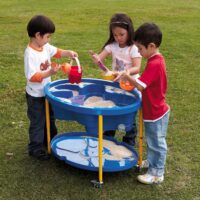 Kinder spielen mit dem Sand- Wassertisch