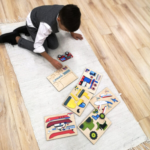 Kind spielt mit Magnetpuzzles für Kinder