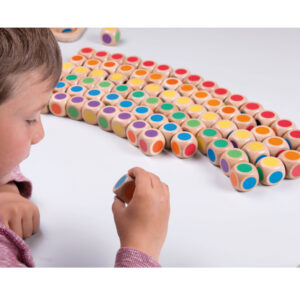 Kind legt Regenboden aus Farbwürfel